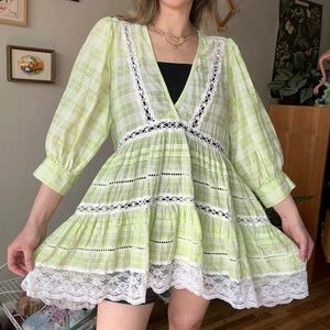 Super cute and lightweight lime green and white free people mini dress 🌞